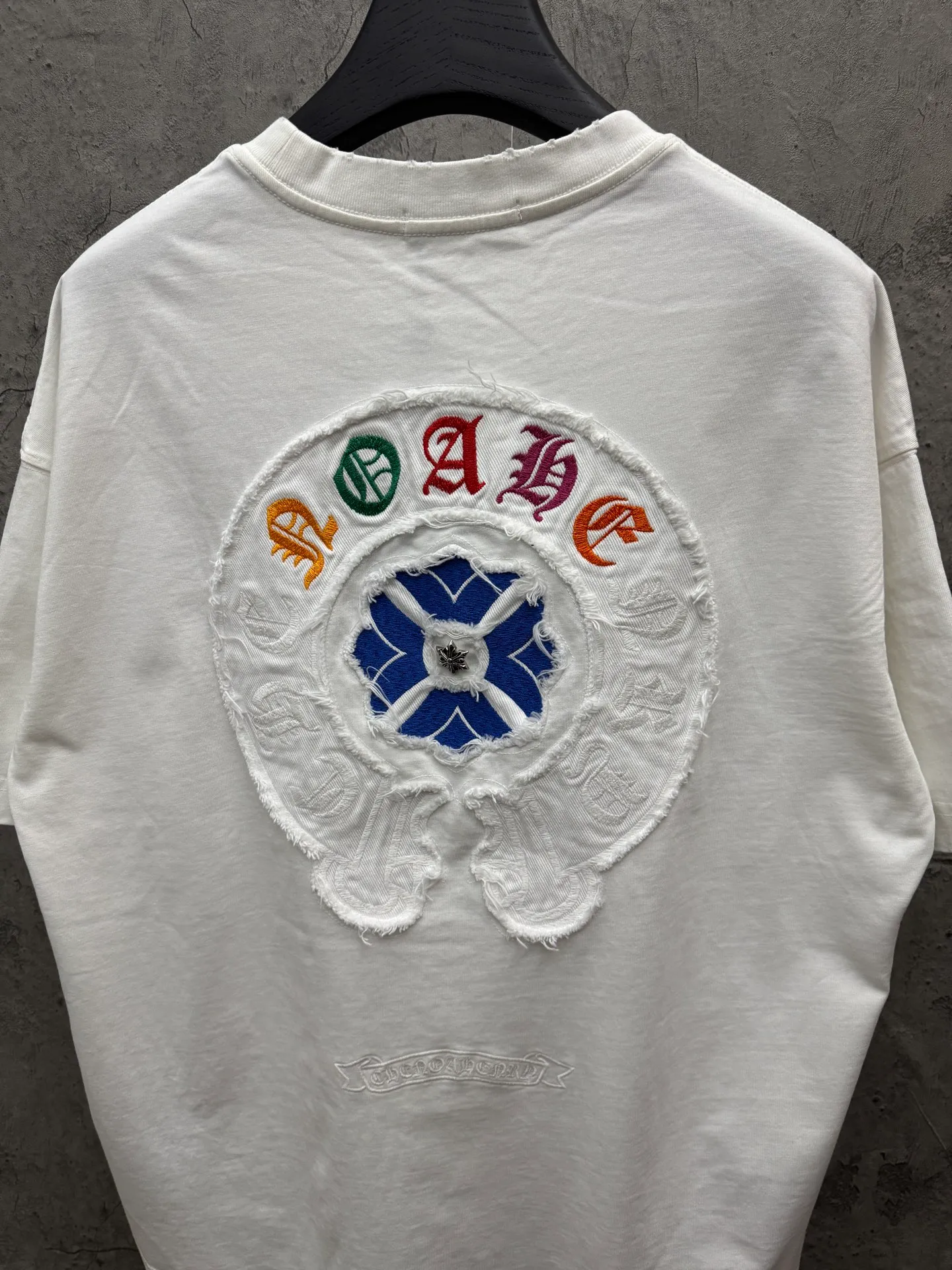 P230 top version, real shot without P, ​​different from market currency) 𝗖𝗵𝗿𝗼𝗺𝗲 𝗛𝗲𝗮𝗿𝘁𝘀/Croxin 2026 spring new original single counter American patch embroidered couple short sleeves 👑The highest version! Customized fabric 320 grams, patch embroidery, best-selling model at the counter, very comfortable to wear. Accessories: original molded and authenticated collar label ➕ 100% silk wash water label. Genuine purchase-grade original hangtag➕matching hanging rope➕3D hanging beads➕original packaging bag. Craftsmanship: The original version has consistent wiring! The highest version of the armhole matching technique! Color: White Black Size: S M L XL Style No.: 6610